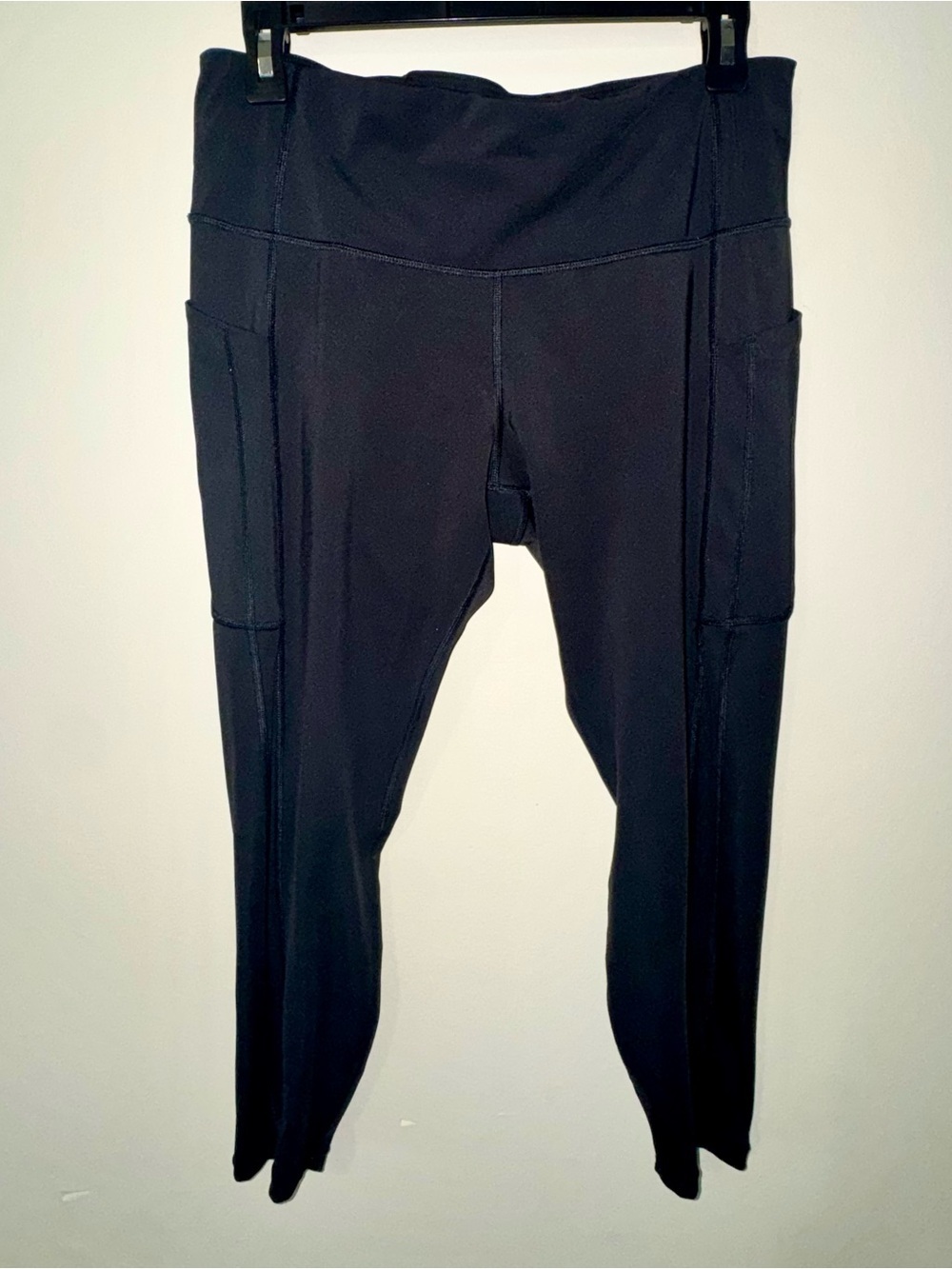 Athleta Ultimate Stash 7/8 Tight / Leggings with Side Pockets